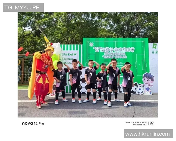 足球明星亲临现场与粉丝互动拍照分享快乐瞬间