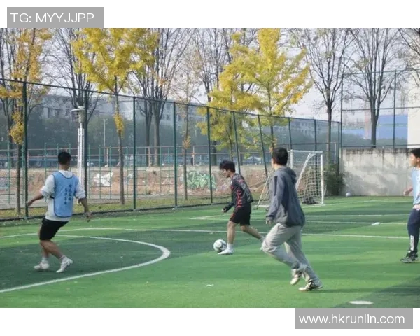 足球明星趣味抓鱼挑战视频展现运动员别样风采与自然亲密接触